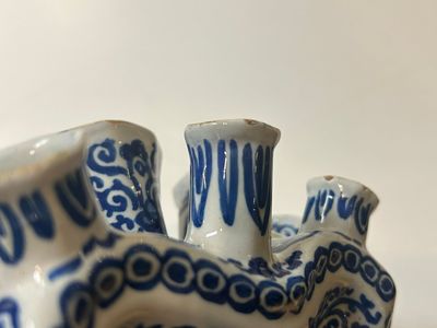 A Dutch Delft blue and white tulip vase with peacocks in a garden, 17/18th C. — photo 3