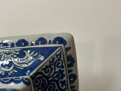 A Dutch Delft blue and white tulip vase with peacocks in a garden, 17/18th C. — photo 5