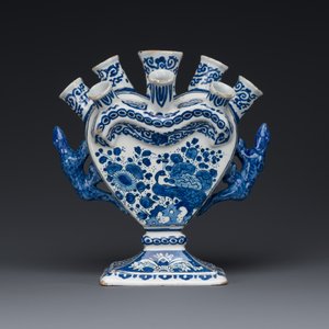 A Dutch Delft blue and white tulip vase with peacocks in a garden, 17/18th C. — photo 2