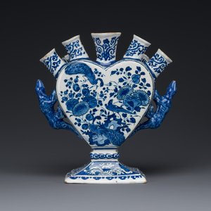 A Dutch Delft blue and white tulip vase with peacocks in a garden, 17/18th C. — photo 4