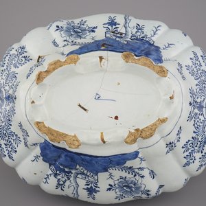 A Dutch Delft blue and white tureen and cover, 18th C. — 照片 2
