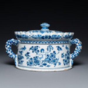 A Dutch Delft blue and white tureen and cover with putti, 17/18th C. — photo 2