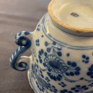 A Dutch Delft blue and white two-handled cup, 18th C. — 照片 14