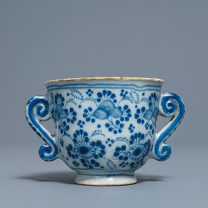 A Dutch Delft blue and white two-handled cup, 18th C. — 照片 3