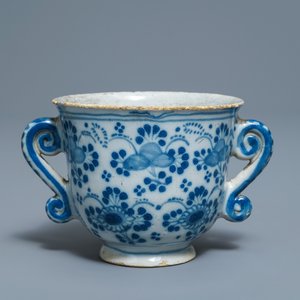 A Dutch Delft blue and white two-handled cup, 18th C. — 照片 7
