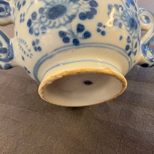 A Dutch Delft blue and white two-handled cup, 18th C. — 照片 10