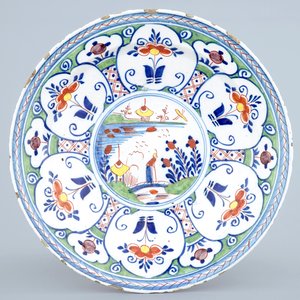 A Dutch Delft blue and white vase and a polychrome dish, 18th C. — 照片 8