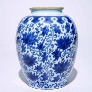 A Dutch Delft blue and white vase with lotus scrolls in Ming style, ca. 1700 — photo 2