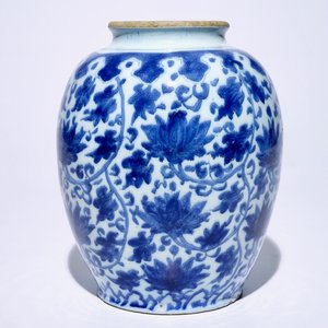 A Dutch Delft blue and white vase with lotus scrolls in Ming style, ca. 1700 — photo 3
