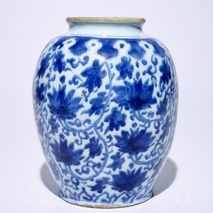 A Dutch Delft blue and white vase with lotus scrolls in Ming style, ca. 1700 — photo 4