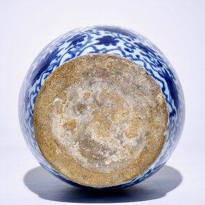 A Dutch Delft blue and white vase with lotus scrolls in Ming style, ca. 1700 — photo 6