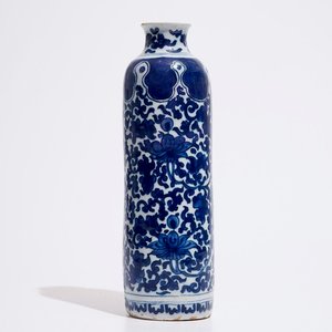 A Dutch Delft blue and white vase with lotus scrolls in Ming style, ca. 1700 — photo 1