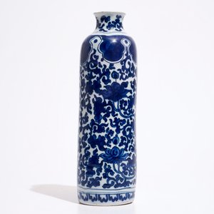 A Dutch Delft blue and white vase with lotus scrolls in Ming style, ca. 1700 — photo 3