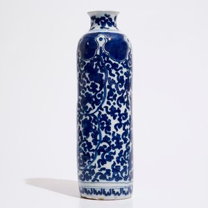 A Dutch Delft blue and white vase with lotus scrolls in Ming style, ca. 1700 — photo 4