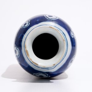 A Dutch Delft blue and white vase with lotus scrolls in Ming style, ca. 1700 — photo 5