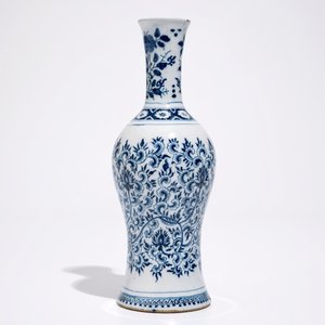A Dutch Delft blue and white vase with peony scrolls in Ming-style, late 17th C. — 照片 4