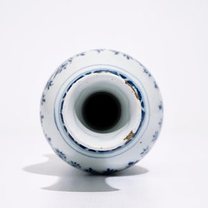 A Dutch Delft blue and white vase with peony scrolls in Ming-style, late 17th C. — 照片 6