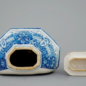 A Dutch Delft blue and white wall cistern with basin, 18th C. — photo 6