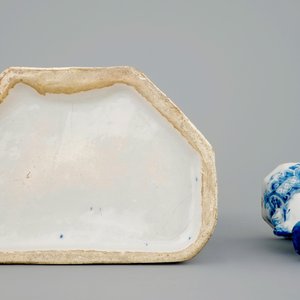 A Dutch Delft blue and white wall cistern with basin, 18th C. — photo 7