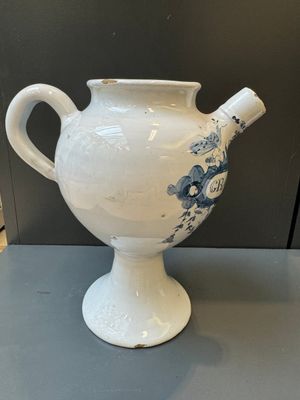 A Dutch Delft blue and white wet drug or syrup jar inscribed 'S GRANATOR', 18th C. — photo 3