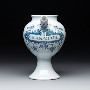 A Dutch Delft blue and white wet drug or syrup jar inscribed 'S GRANATOR', 18th C. — photo 1