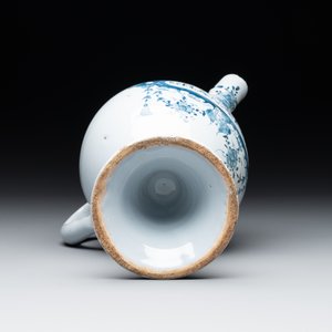 A Dutch Delft blue and white wet drug or syrup jar inscribed 'S GRANATOR', 18th C. — photo 6