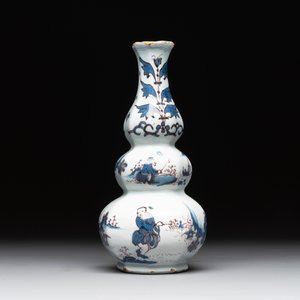 A Dutch Delft blue, white and manganese chinoiserie triple gourd vase, late 17th C. — photo 3