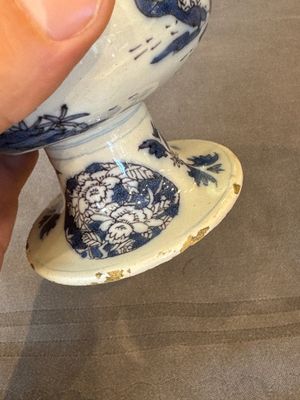 A Dutch Delft blue, white and manganese pear-shaped chinoiserie vase, late 17th C. — photo 12