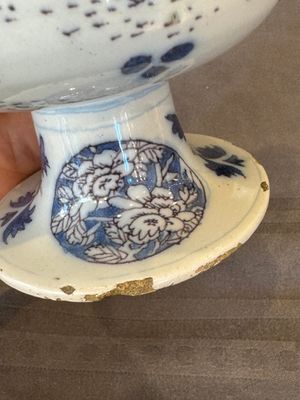 A Dutch Delft blue, white and manganese pear-shaped chinoiserie vase, late 17th C. — photo 13