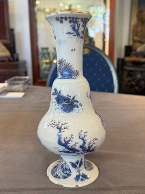 A Dutch Delft blue, white and manganese pear-shaped chinoiserie vase, late 17th C. — photo 2