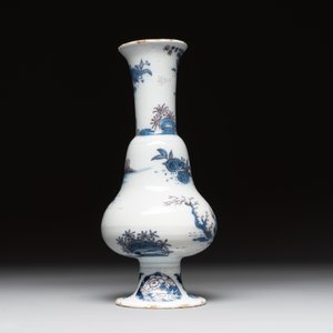 A Dutch Delft blue, white and manganese pear-shaped chinoiserie vase, late 17th C. — photo 3