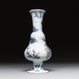 A Dutch Delft blue, white and manganese pear-shaped chinoiserie vase, late 17th C. — photo 4