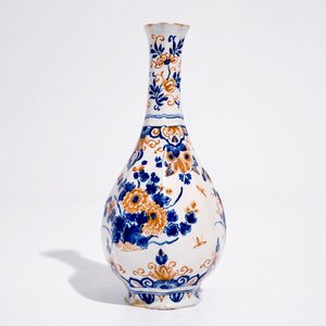 A Dutch Delft bottle vase with a floral chinoiserie design in red and blue, 1st half 18th C. — 照片 2