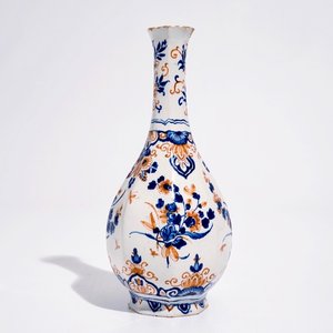A Dutch Delft bottle vase with a floral chinoiserie design in red and blue, 1st quarter 18th C. — 照片 1