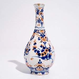 A Dutch Delft bottle vase with a floral chinoiserie design in red and blue, 1st quarter 18th C. — 照片 4