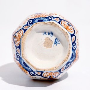 A Dutch Delft bottle vase with a floral chinoiserie design in red and blue, 1st quarter 18th C. — 照片 5