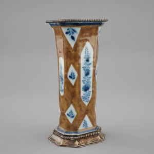 A Dutch Delft capucin brown miniature vase with silver mounts, 18th C. — 照片 2