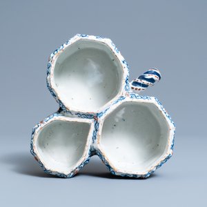 A Dutch Delft cashmere palette cruet set and shaker on stand, 1st quarter 18th C. — photo 6