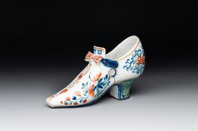 A Dutch Delft cashmere palette shoe, 18th C.