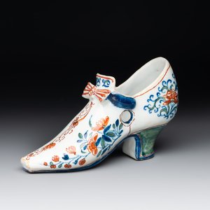 A Dutch Delft cashmere palette shoe, 18th C. — photo 1