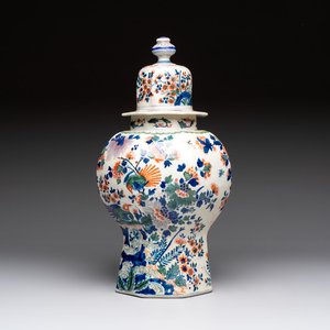 A Dutch delft cashmere palette vase and cover with birds among flowering branches, ca. 1700 — foto 1