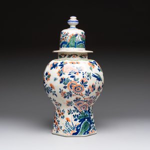 A Dutch delft cashmere palette vase and cover with birds among flowering branches, ca. 1700 — foto 2