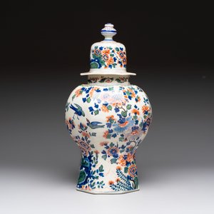 A Dutch delft cashmere palette vase and cover with birds among flowering branches, ca. 1700 — foto 3