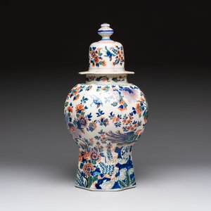 A Dutch delft cashmere palette vase and cover with birds among flowering branches, ca. 1700 — foto 4