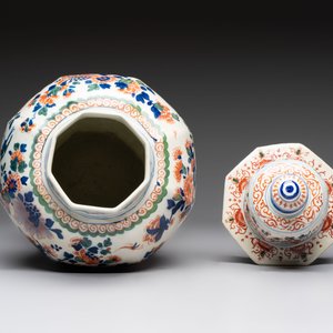 A Dutch delft cashmere palette vase and cover with birds among flowering branches, ca. 1700 — foto 5