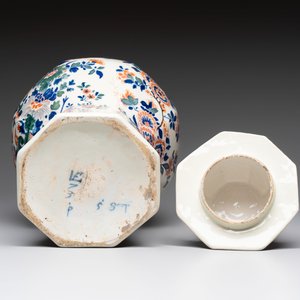 A Dutch delft cashmere palette vase and cover with birds among flowering branches, ca. 1700 — foto 6