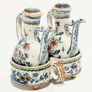 A Dutch Delft cashmire palette cruet set for oil and vinegar, 17/18th C. — photo 1