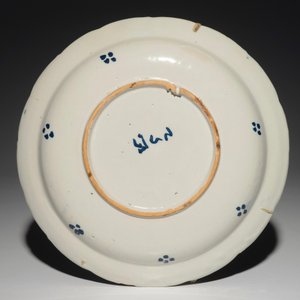 A Dutch Delft cashmire palette dish with a bird and insects among flowers, 1st half 18th C. — photo 2