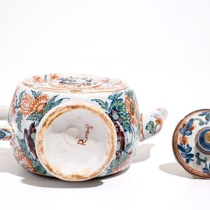 A Dutch Delft cashmire palette teapot with birds and insectes among flowers, early 18th C. — photo 7