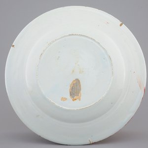 A Dutch Delft doré armorial plate, 18th C. — 照片 2